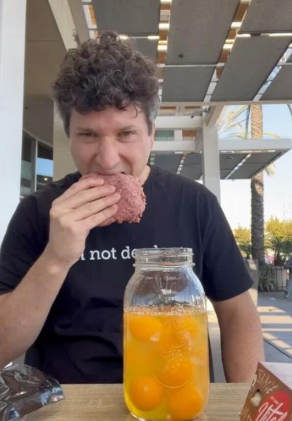 Идиот на седмицата: Мъж яде сурово месо всеки ден, за да види дали ще оцелее