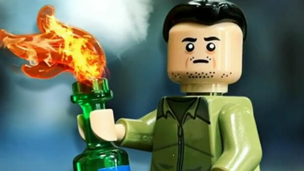 LEGO с лика на Зеленски се бори с войната в Украйна