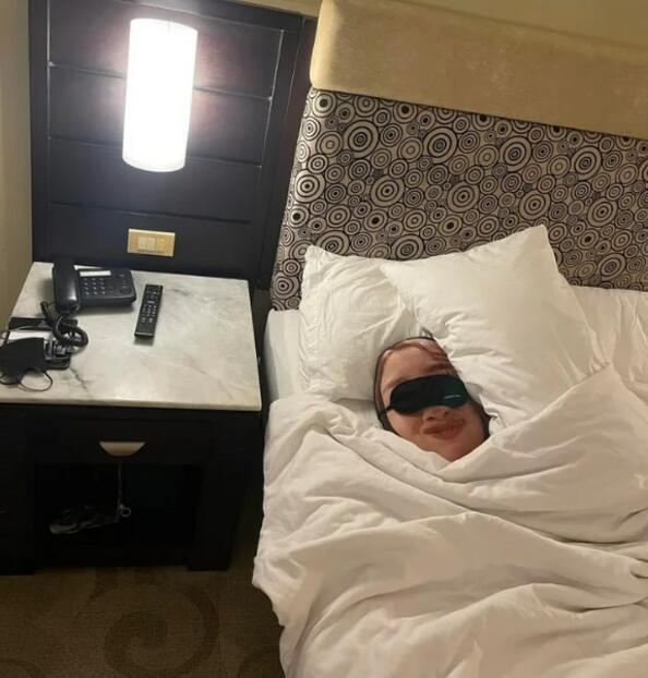 Мъж си направи възглавница с лика на жена си, за да я вземе със себе по време на ваканция
