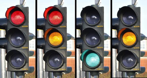 Защо светофарите светят в зелено, жълто и червено?