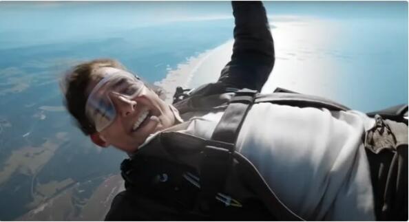 Том Круз изказа благодарност към феновете с грандиозен скок от самолет (ВИДЕО)
