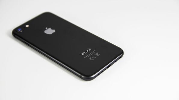 Първото поколение iPhone бе продаден за повече от 63 000 долара