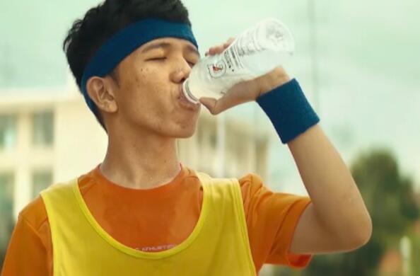 Студент с име Drink Water, стана рекламно лице на напитка