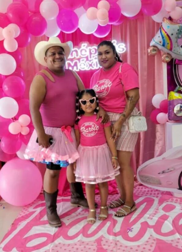 Татко на годината: Баща се облече в розово, за да гледа "Барби" с дъщеря си