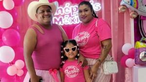 Татко на годината: Баща се облече в розово, за да гледа "Барби" с дъщеря си
