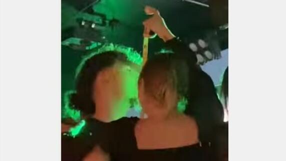 Жена си носи рулетка в бара, за да проверява ръста на мъжете