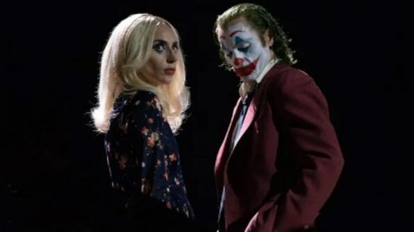 Нови снимки от „Joker: Folie à Deux“: Виж как Хоакин Финикс танцува с Лейди Гага
