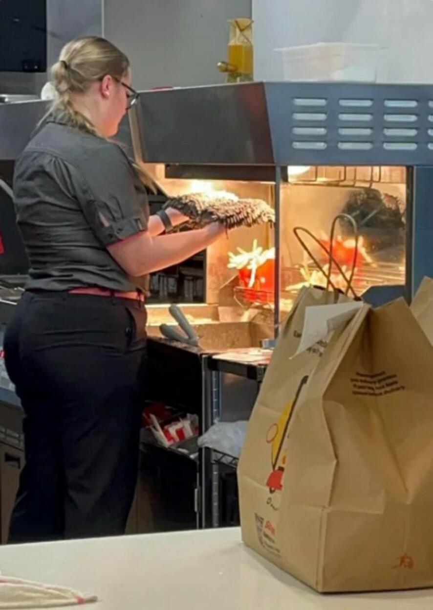 Служител на McDonald's бе хванат да суши мръсен моп под нагревателя с пържени картофи