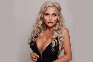Това ли е попфолк певицата с най-големите гърди?