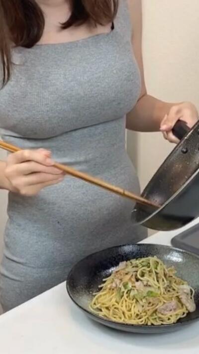Пищна японка ни учи как да готвим