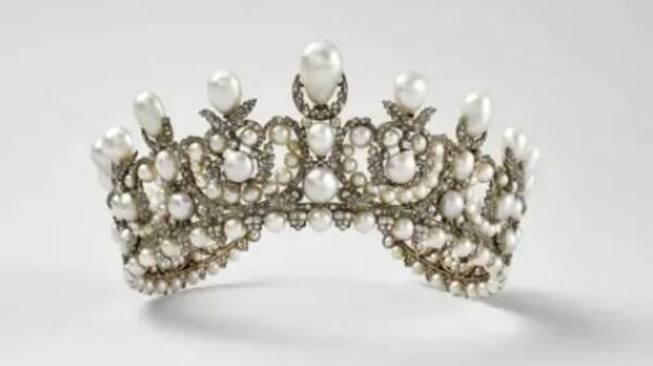 Двама души са арестувани за кражбата на бижута от Лувъра