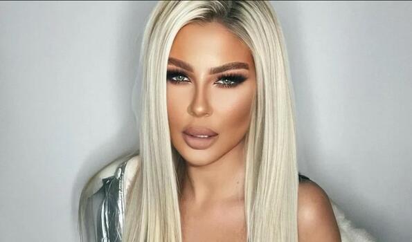 Андреа без бельо по време на участие