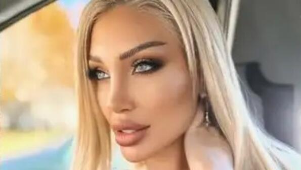 Джулиана Гани разпали мъжките фантазии с нови снимки!