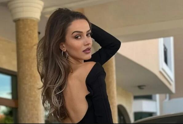 Дениз Хайрула съблазнява по секси корсет