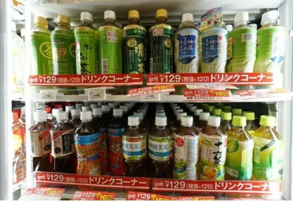 Идиот на месеца: Мъж бе арестуван за поставяне на бутилка, пълна с урина, на рафт в магазин