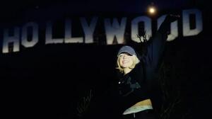 Сидни Суини окачи сутиените си на табелата Холивуд без разрешение
