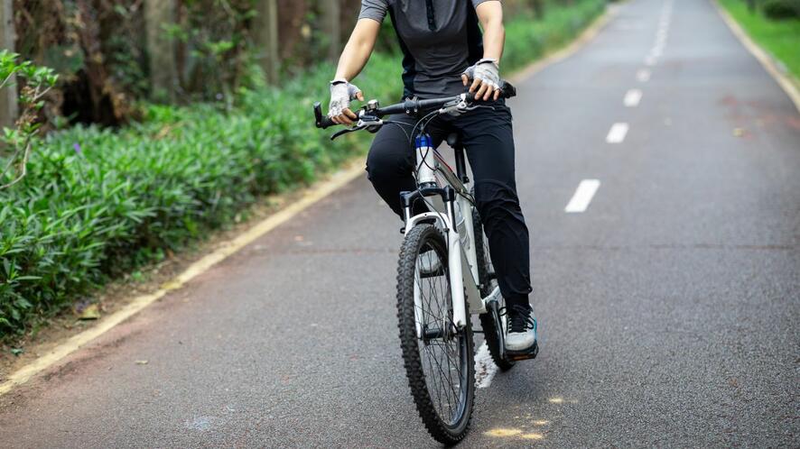 Идиот на седмицата: Мъж открдна колело и почти спечели състезание за колоездачи