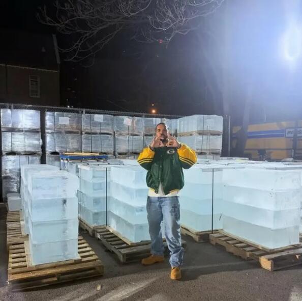 Дрейк промотира албума си „Iceman“ с огромна експлозия и гигантски ледени блокове в Торонто