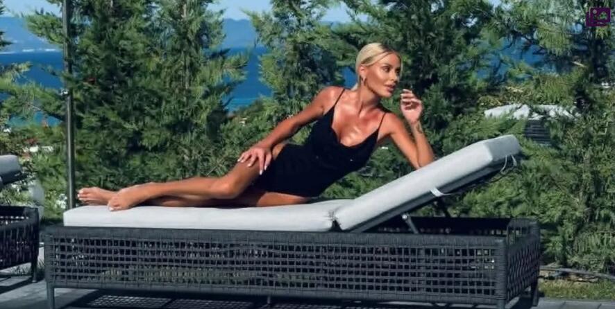 Светлана Василева по бански в Гърция