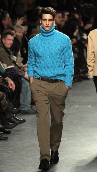 Голям, плетен и цветен пуловер с дебела поло яка от Hermes