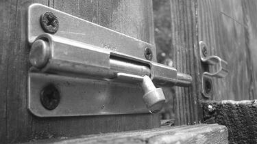 Разбий вратата!