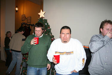 Какво да НЕ правите на Коледното парти 