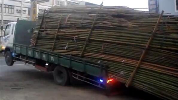 ВИДЕО: Как се разтоварва камион по тайвански
