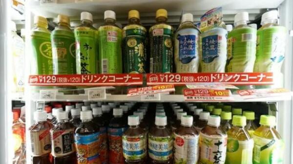 Идиот на месеца: Мъж бе арестуван за поставяне на бутилка, пълна с урина, на рафт в магазин