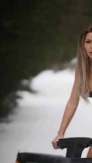 Диана Габровска се съблече в снега