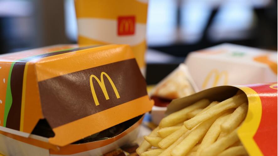 McDonald’s в колективен иск за McRib: Клиентите твърдят, че месото не е от ребра