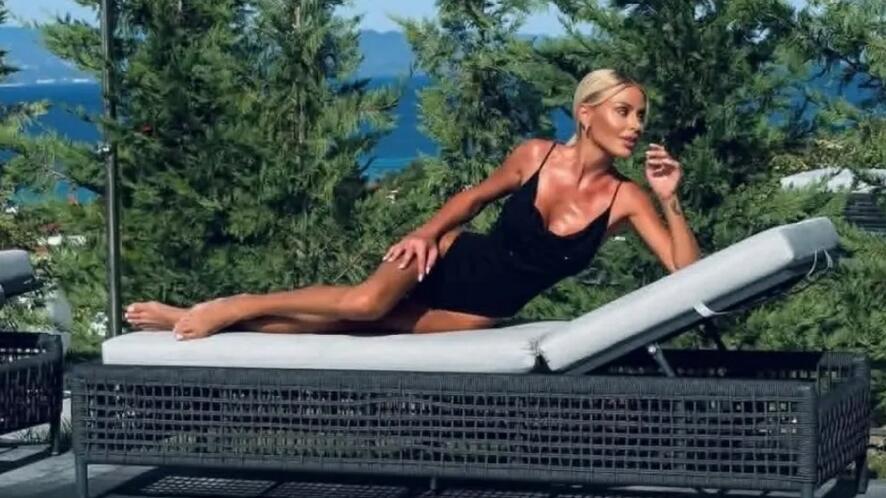 Светлана Василева по бански в Гърция